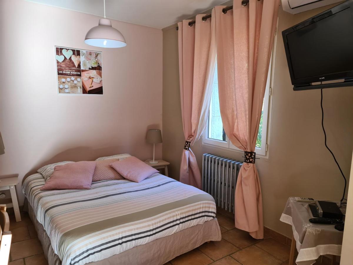 Appartements Dans Villa Privee Avec Piscine, Jardin, Parking Clos, Wifi, Climatisation Meyreuil Exterior foto