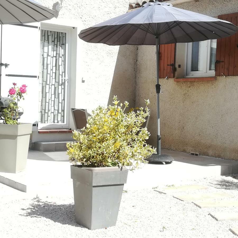 Appartements Dans Villa Privee Avec Piscine, Jardin, Parking Clos, Wifi, Climatisation Meyreuil Exterior foto